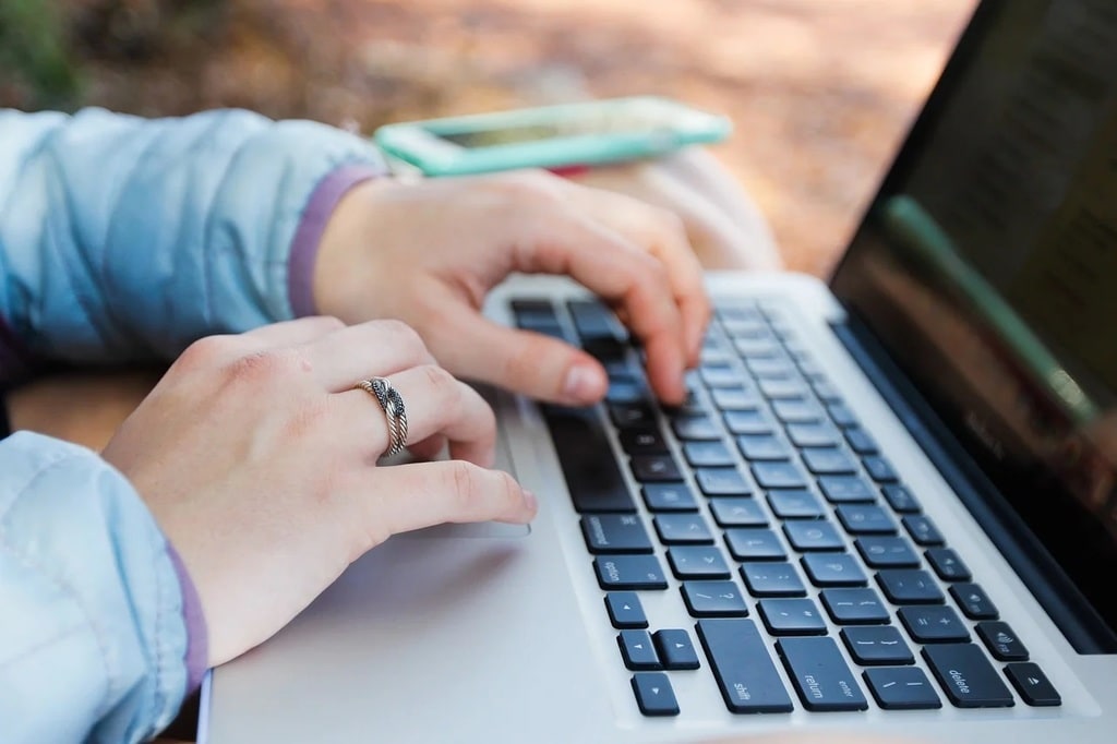 Comment déployer un chatbot boosté à l'IA sur votre site web ?